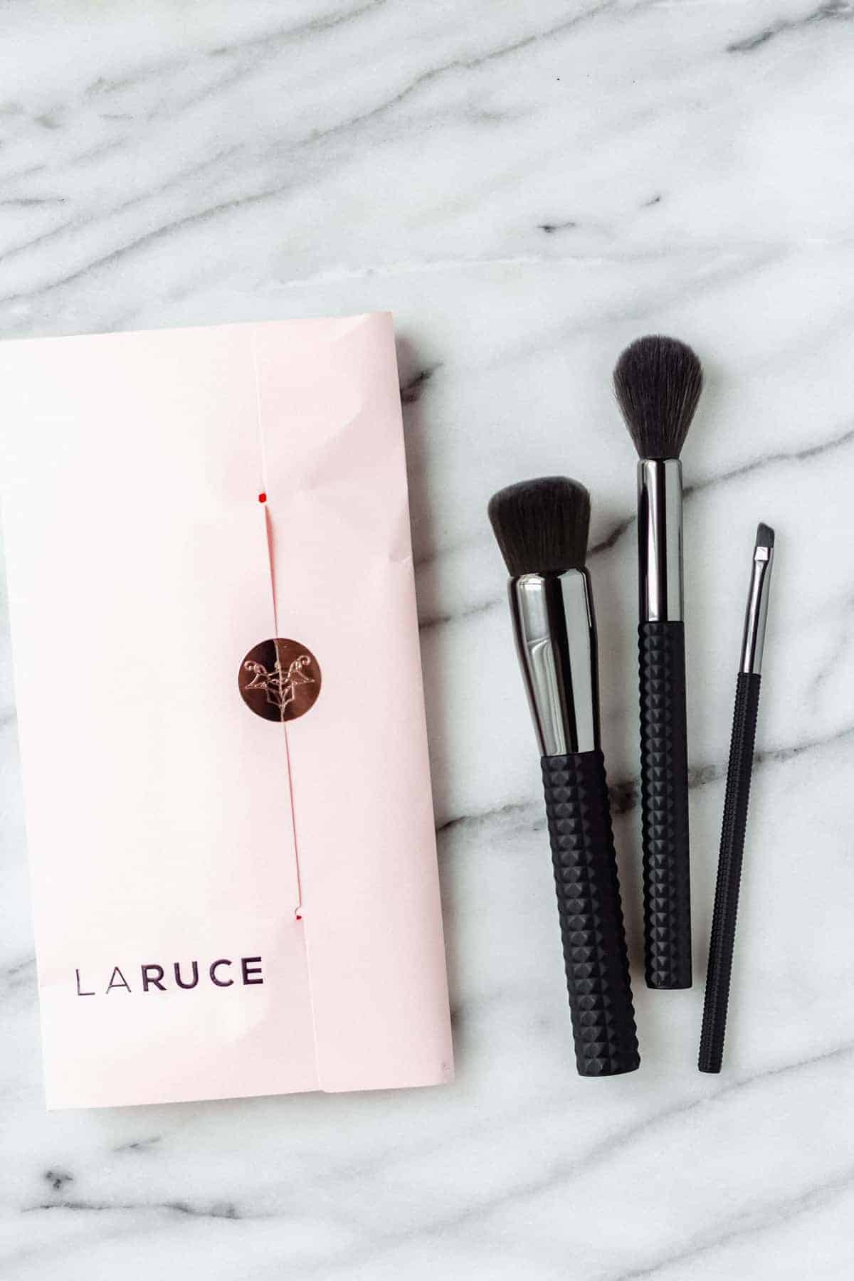 Laruce Beauty On The Go Set of 3 makeup brushes and a pink envelope