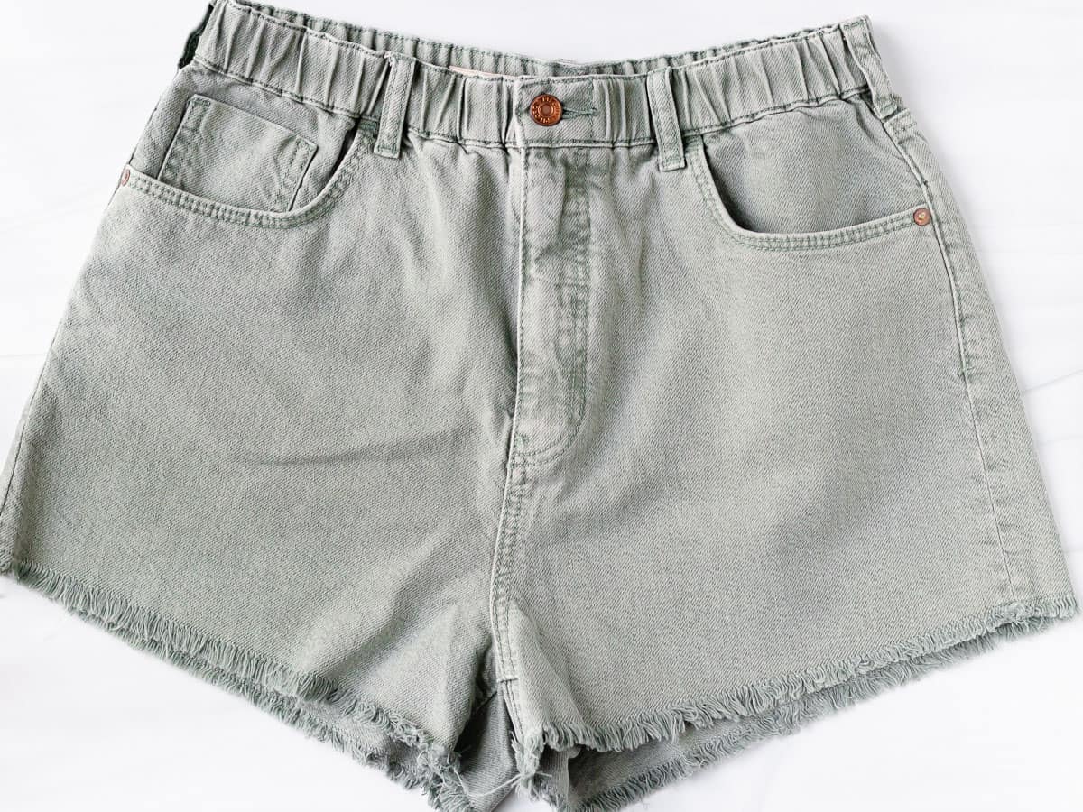 front of pilcro lara ultra-high rise frayed denim shorts